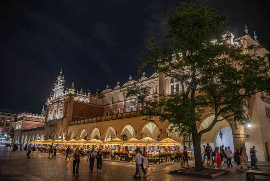 Polonia - Cracovia 031 - plaza Mayor del Mercado - Lonja de los Paños.jpg